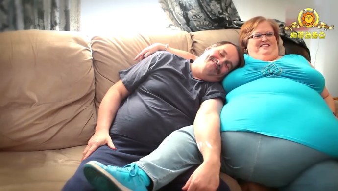 Kandi Kobain в платье