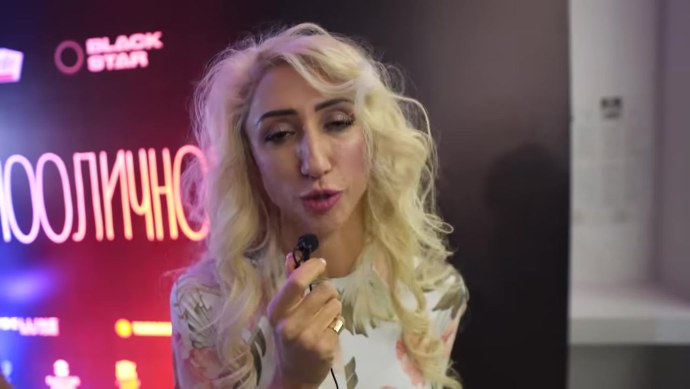 Голые брюнетки на природе