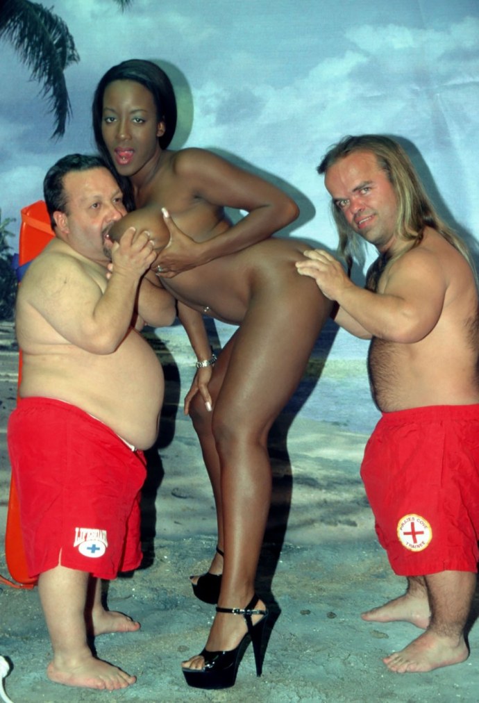 Толстые ебутся на пляже