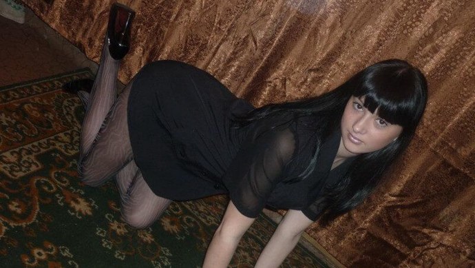 Издеваются над девушкой вписка