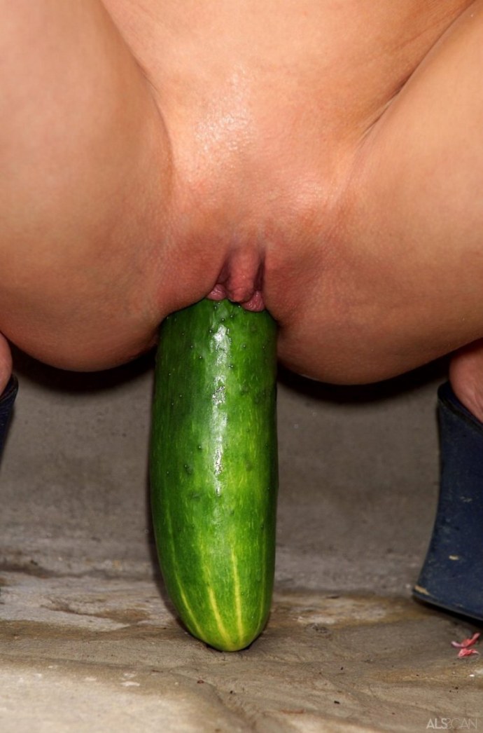 Райли Рид мастурбация огурцом