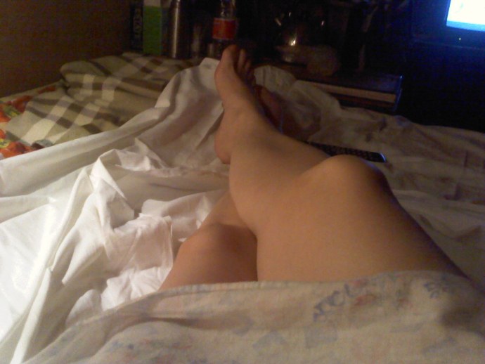 Девушка фоткает свою киску в трусиках