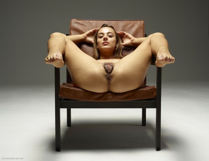 Голые девчонки с раздвинутыми ногами