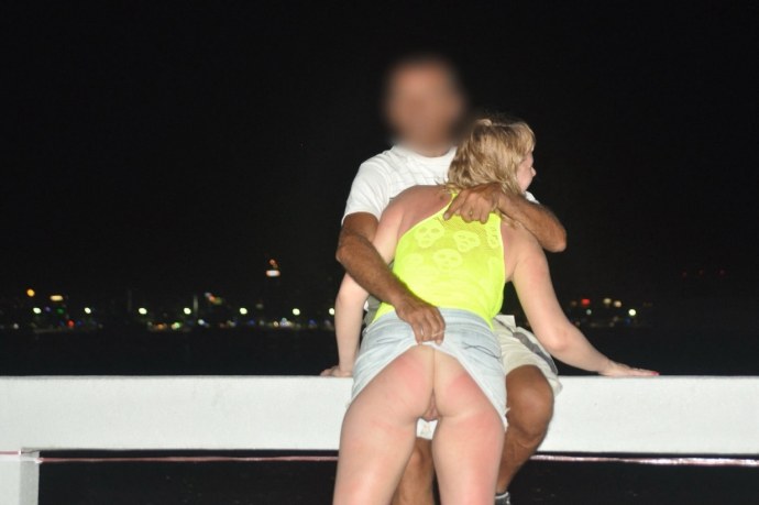 Голые бизнес леди светят пилотками без трусов