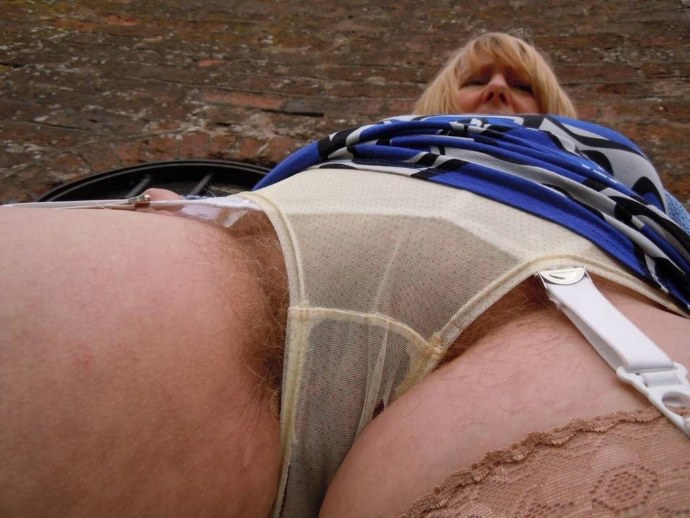 Пожилые женщины в трусиках крупным планом