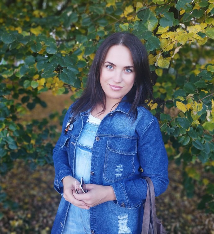 Девушка на лестнице дома