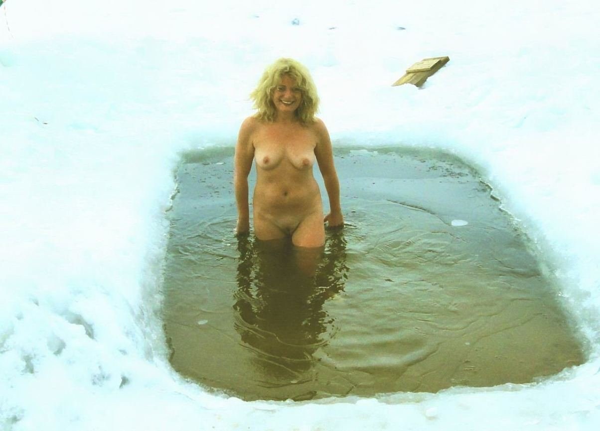 женщины в проруби купаются голыми фото 17
