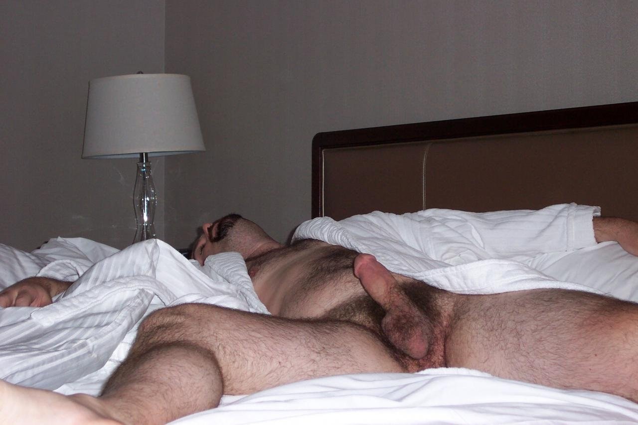 спящие голые парни фото 29