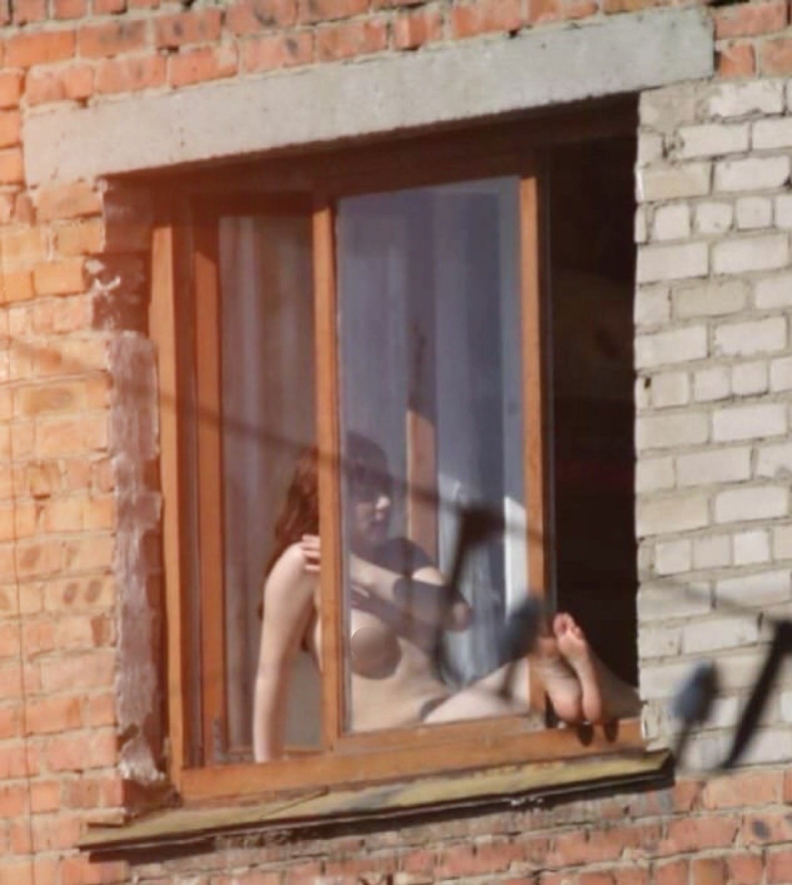 Порно видео подглядывание через окно
