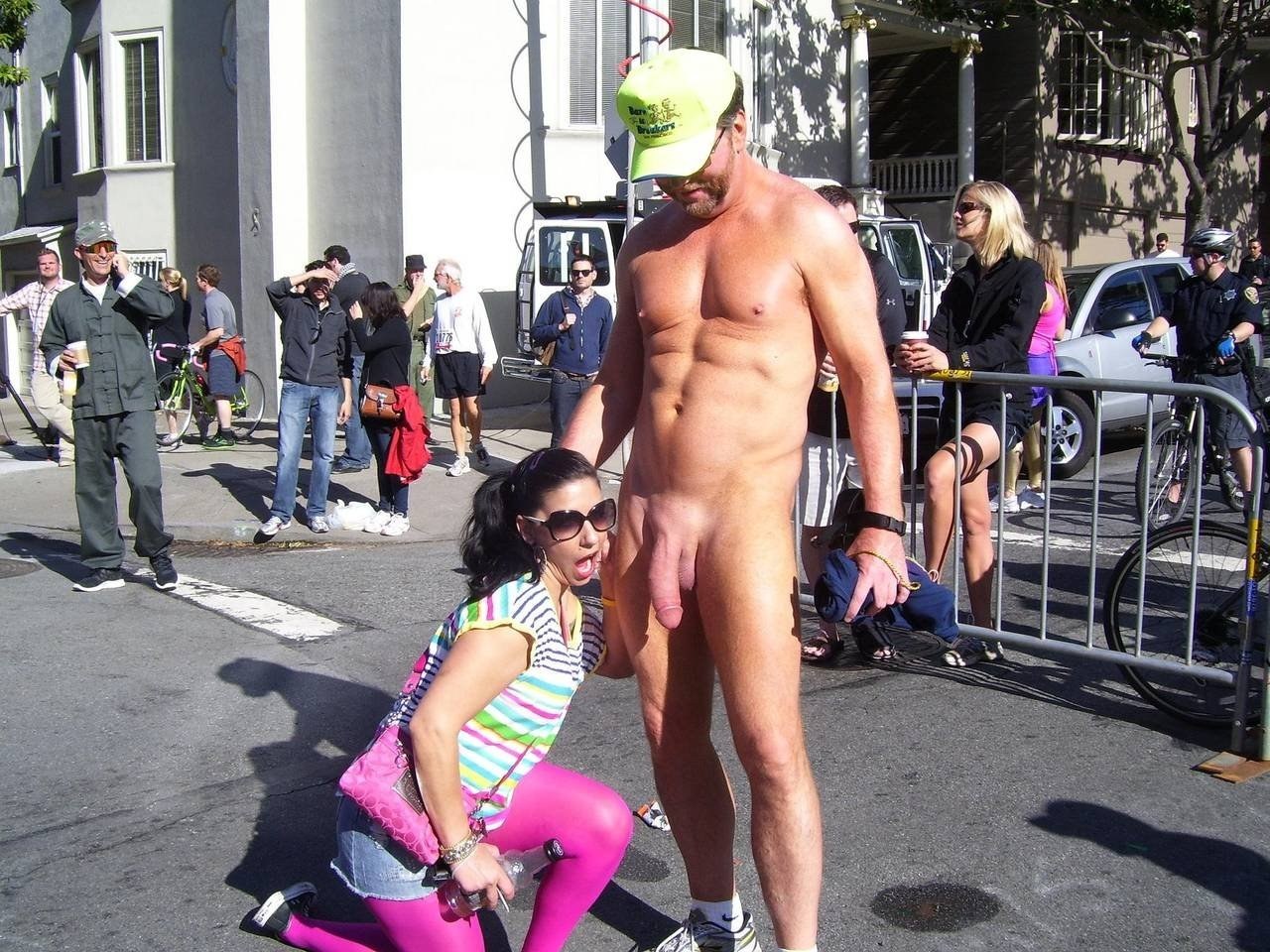 Любительское порно: мужчина голый на улице