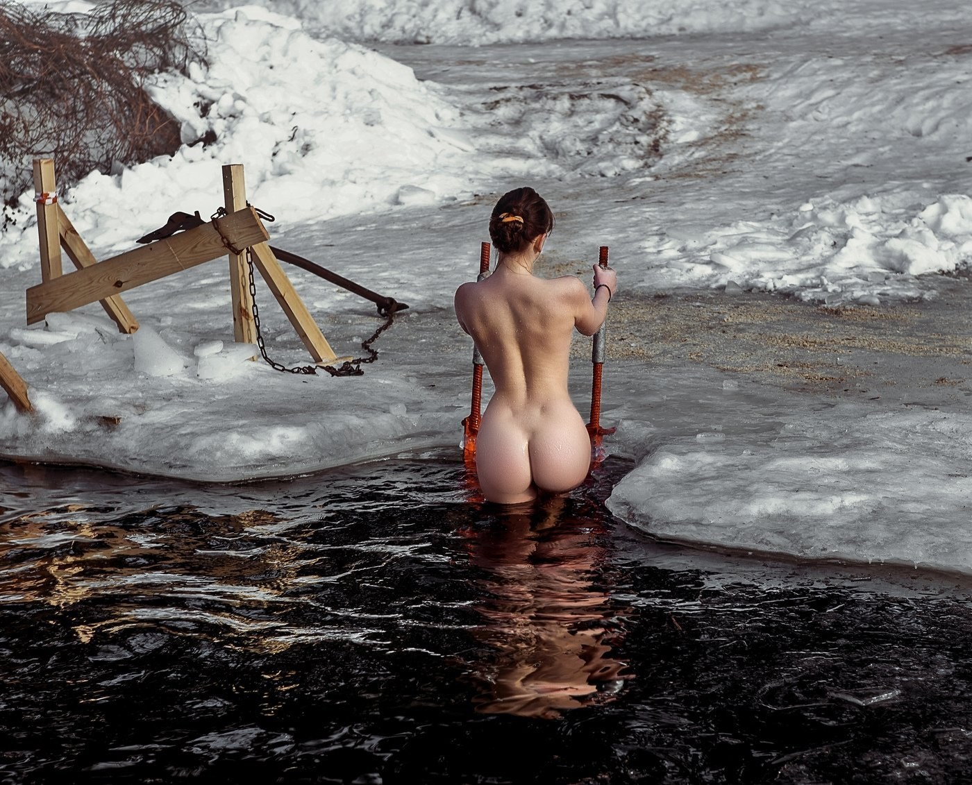 Девушки купаются и загорают без одежды - порно фото