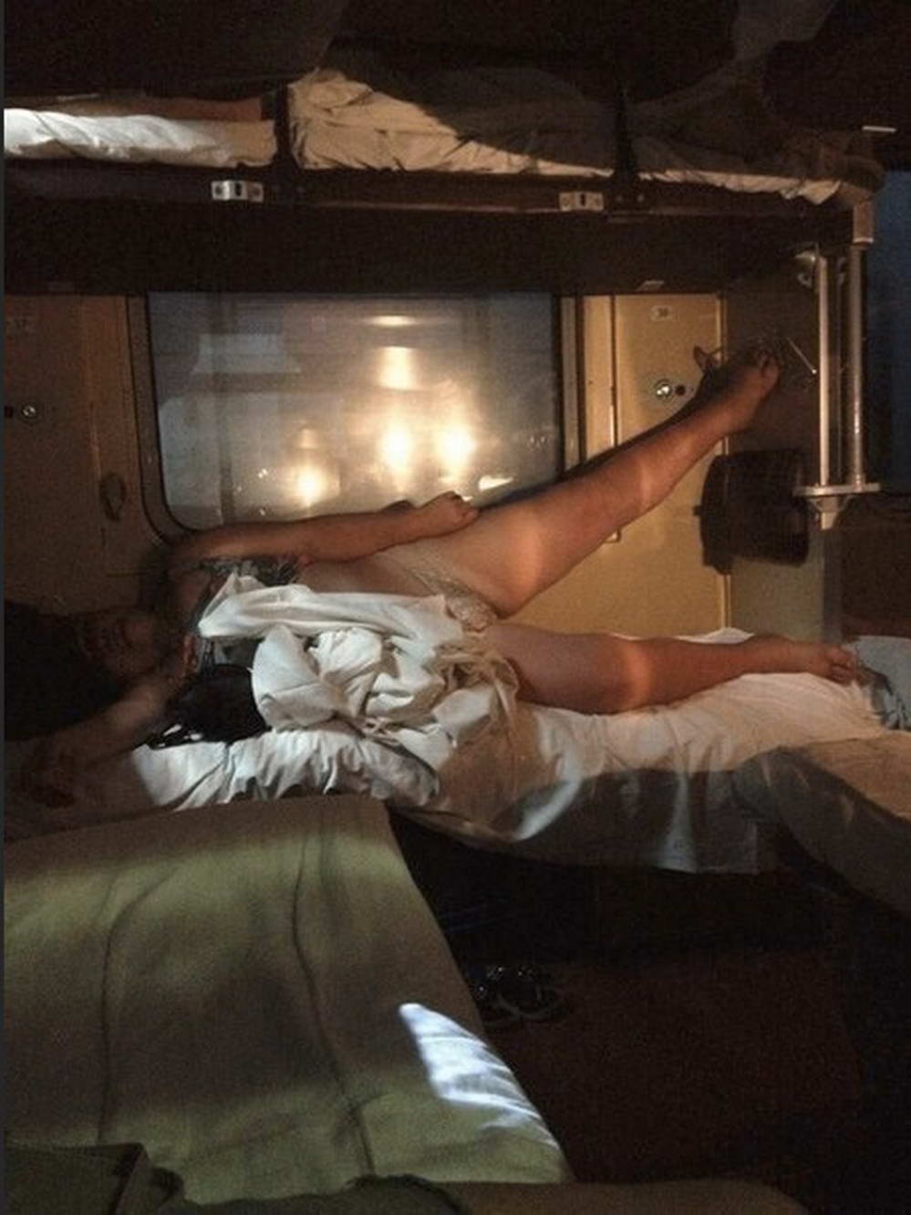 фото голая девушка в купе поезда фото 72