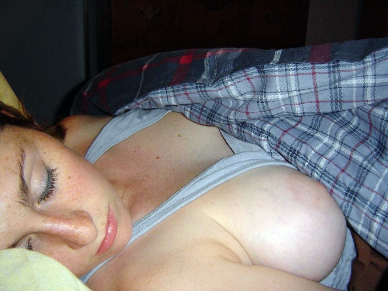 фото голая грудь спящей фото 58