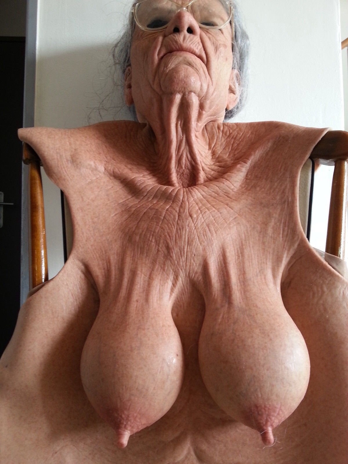 бабушки голая грудь фото фото 1