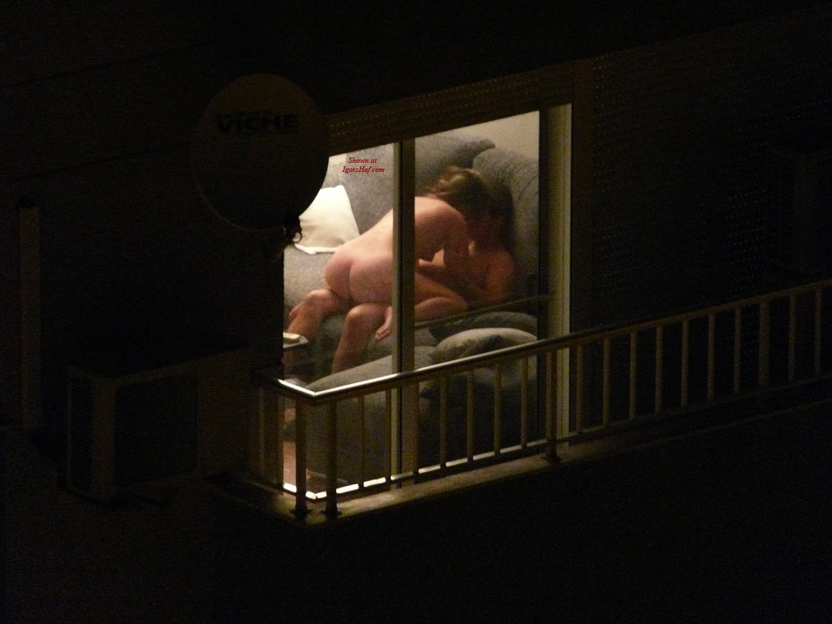 Подсмотренный секс соседей в окне дома напротив (11 фото)