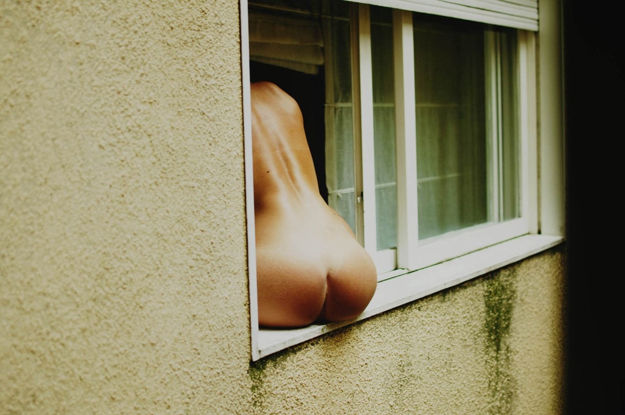 попки голые на балконе фото 57
