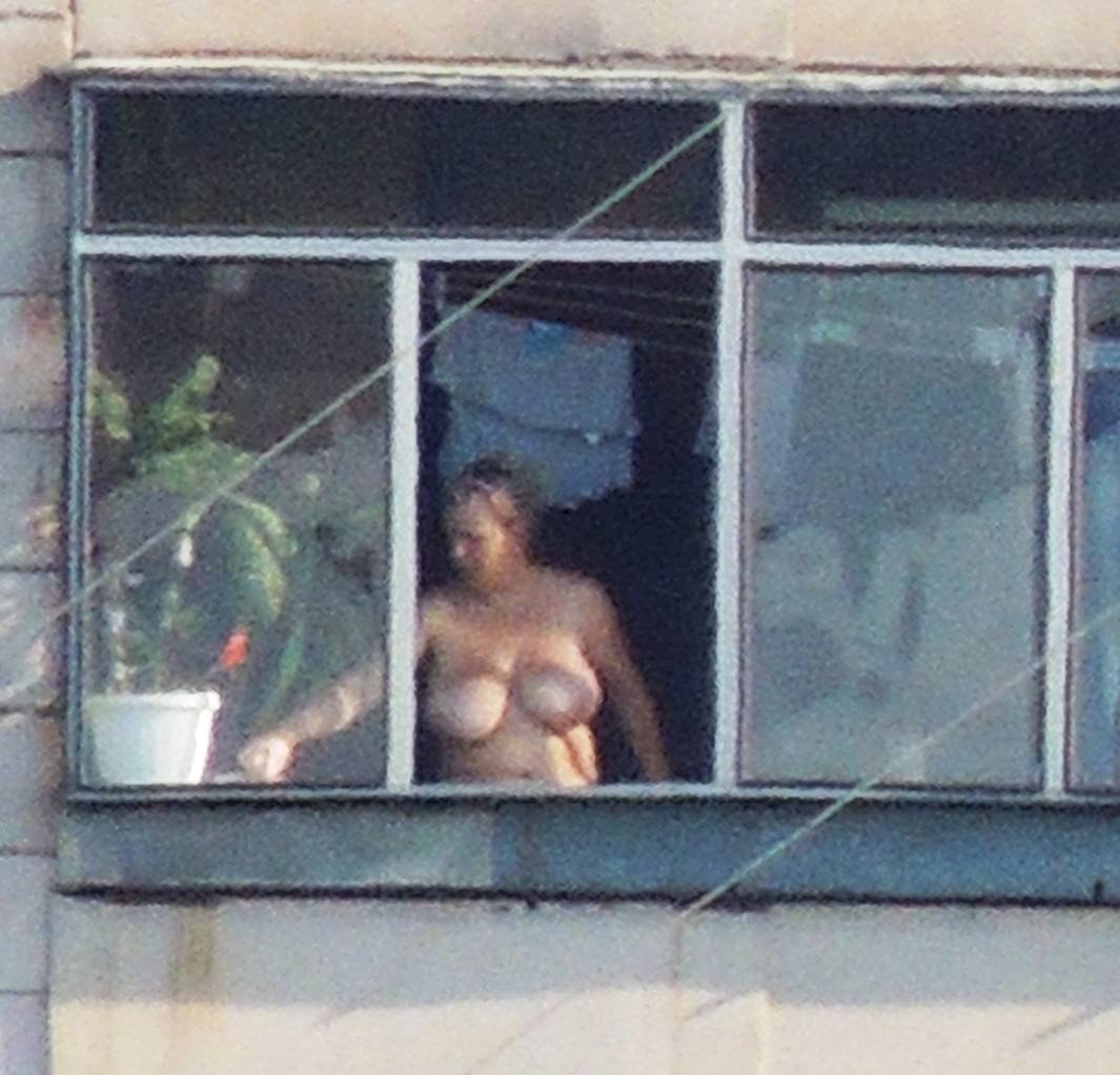 голая тетка в окне (120) фото