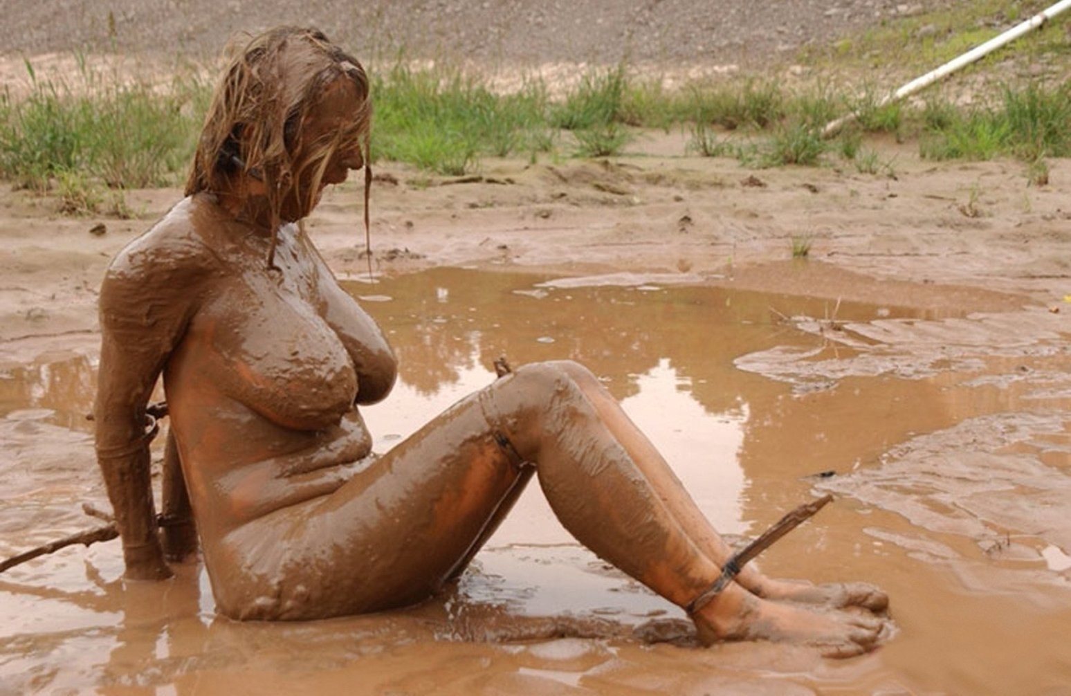голая женская борьба в грязи фото 69