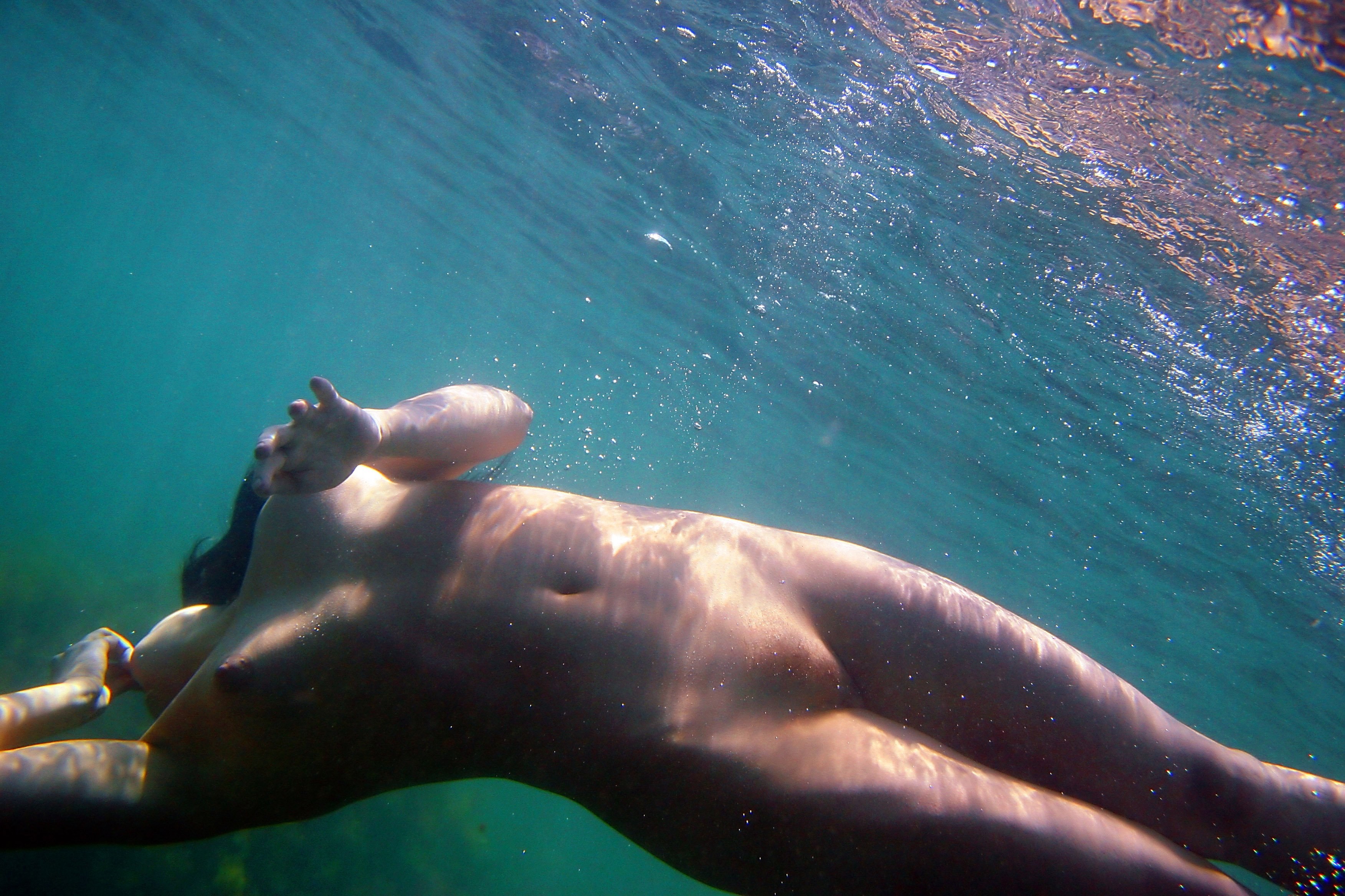 голые попы под водой фото 77