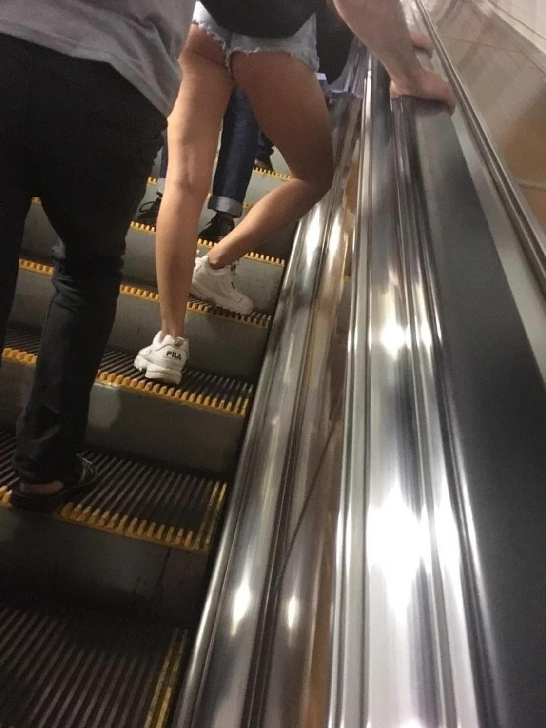 голые парни в метро фото 70