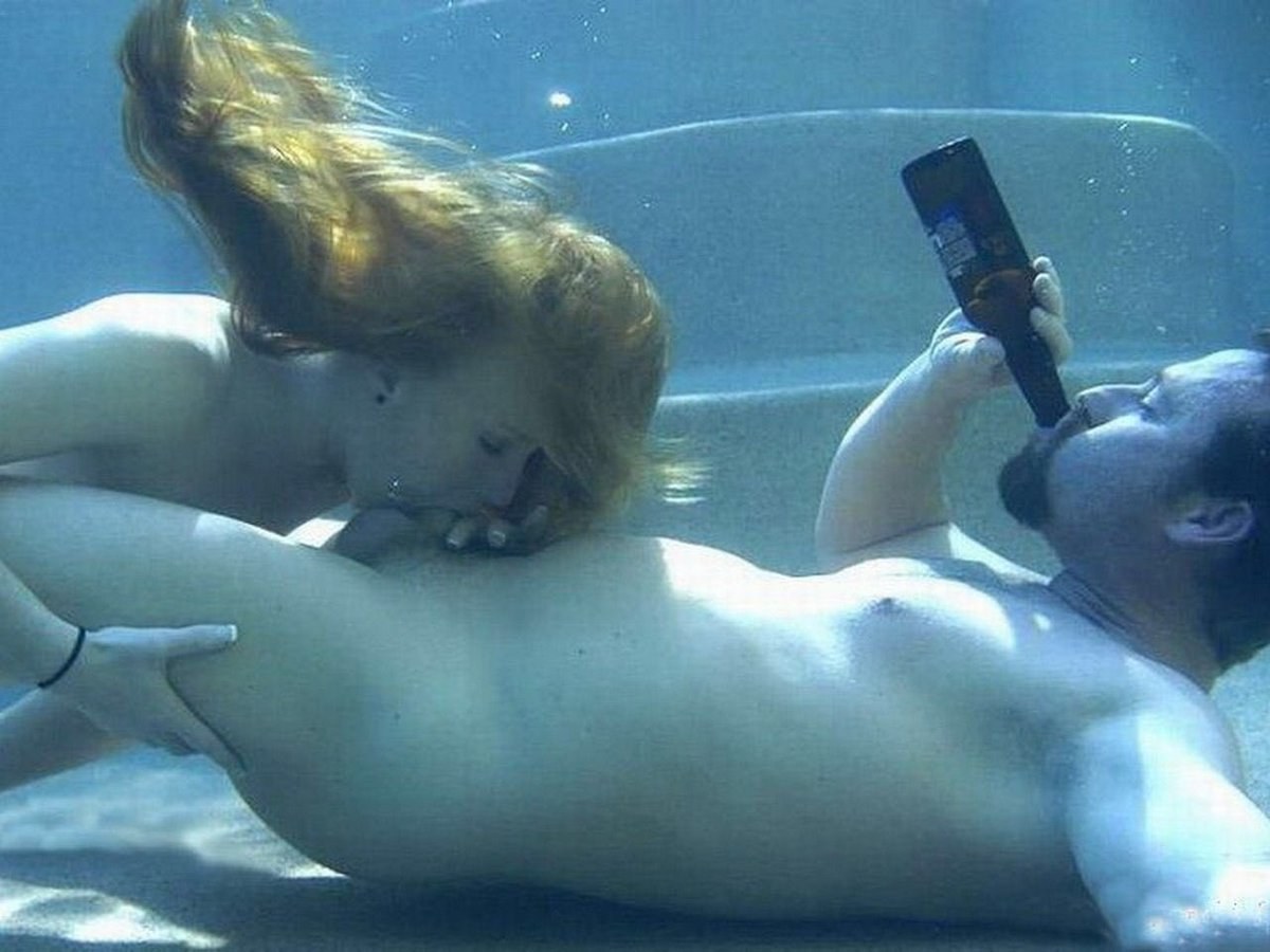 В воде голые женщины