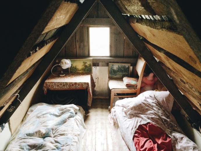 Баба лезет на чердак без трусов