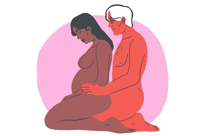 Беременная женщина занимается с мужем