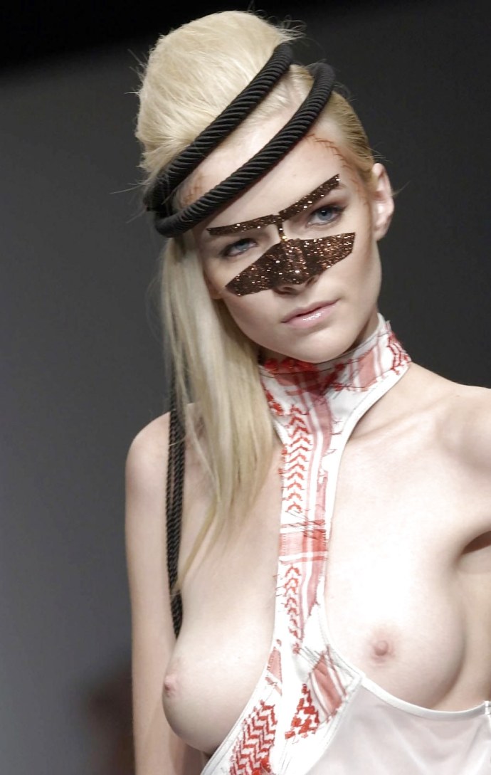 Джоан Смоллс топлесс nude