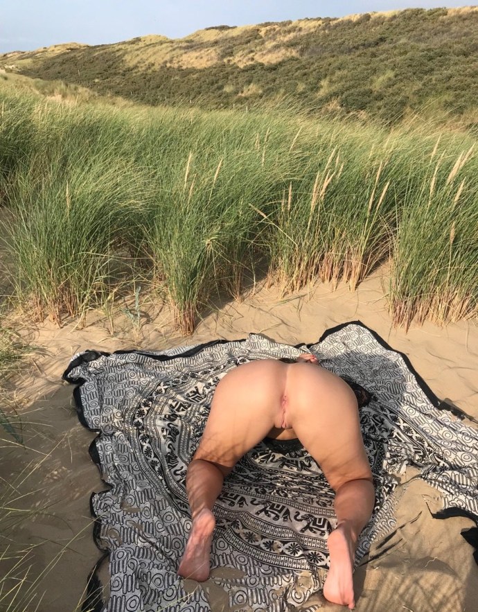 Женская рыбалка голышом