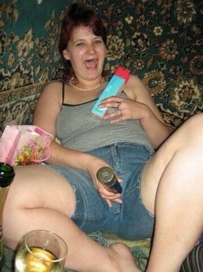 Встречает мужа с работы ню