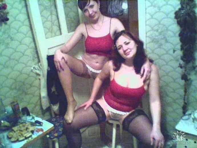 Пьяные голые женщины на природе