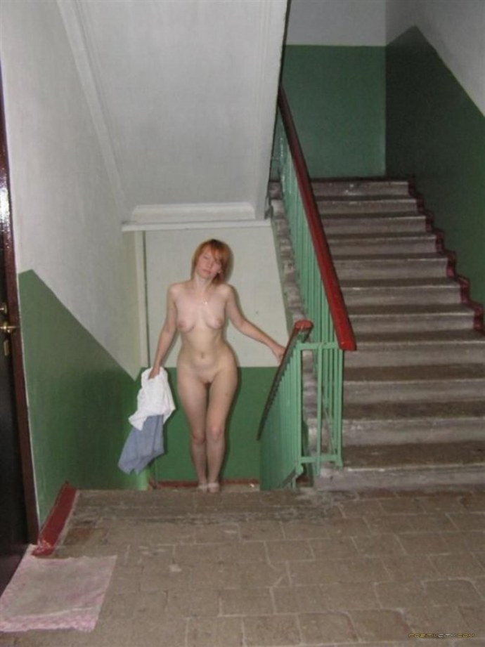 Голая жена в чулках в подъезде