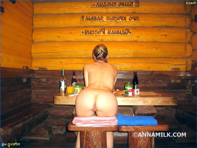 Голые женские попки в бане