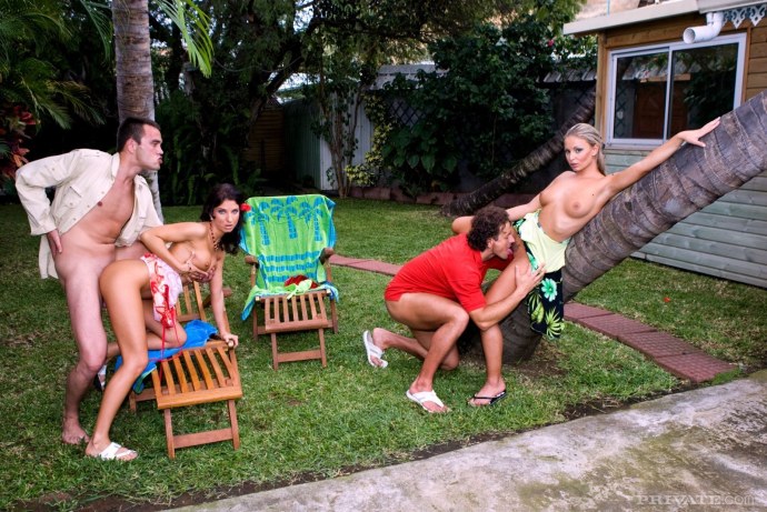 Голые женщины на даче в огороде