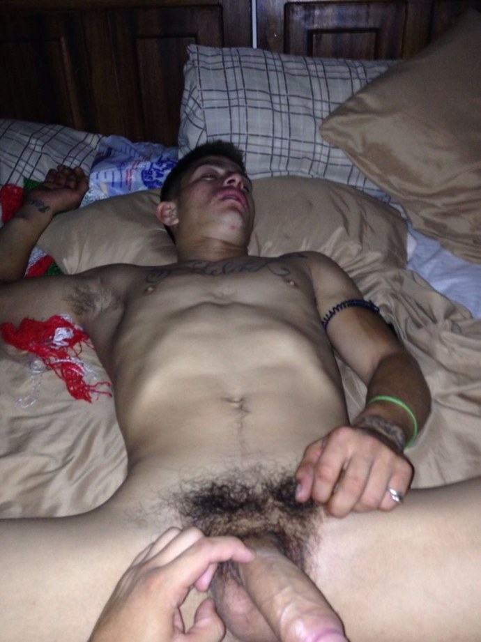 Спящий голый мужик член