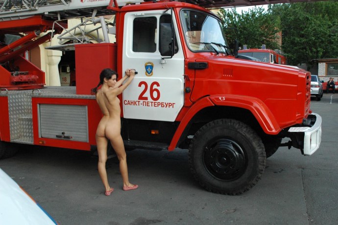 Голые девчонки пожарные