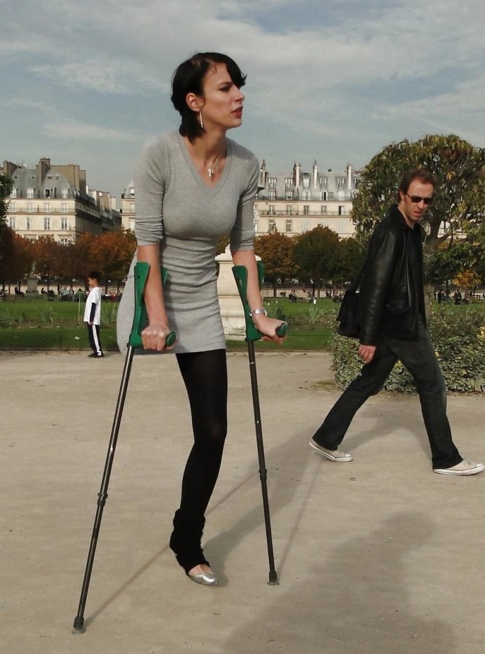 Одноногая женщина на высоком каблуке