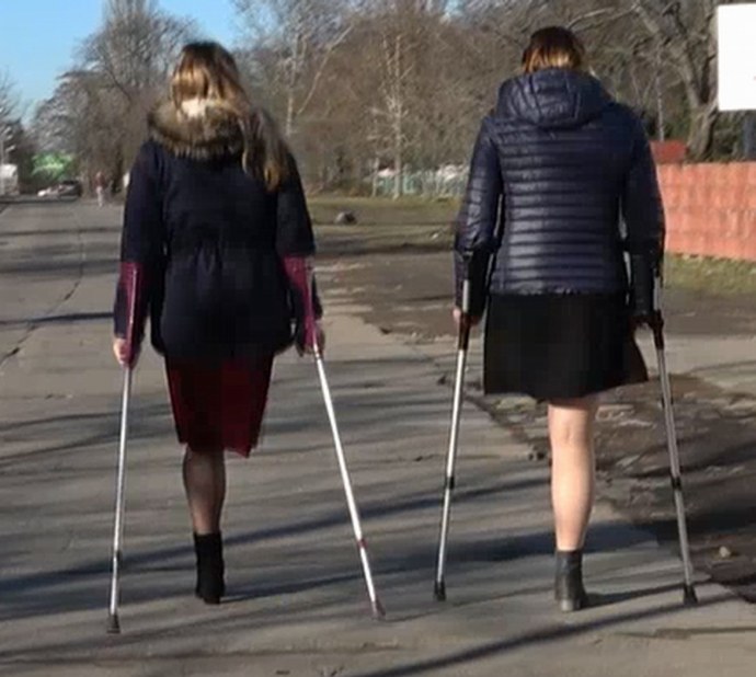 Женщина ухаживала за инвалидом мужчиной