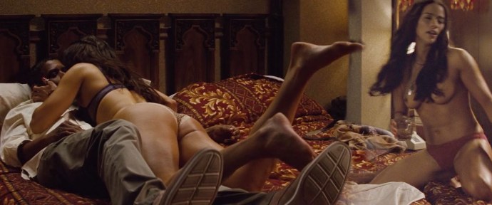 Пола Пэттон голая в фильме 2 ствола