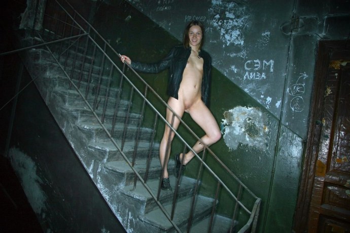 Голые зрелые бабы в подъезде