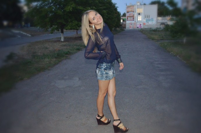 Красивые девушки на улице Любительское