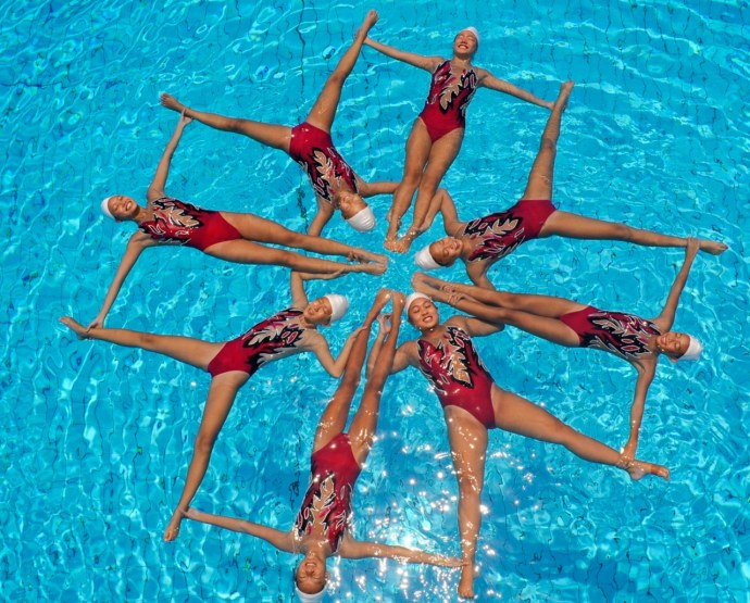 Синхронное плавание девушки