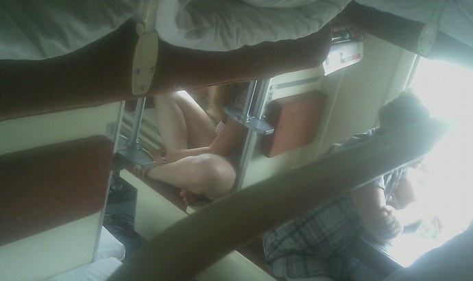 Марго Робби в плацкартном вагоне