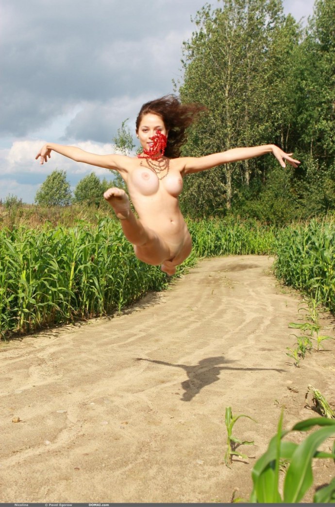 Голые с большими сиськами прыгают