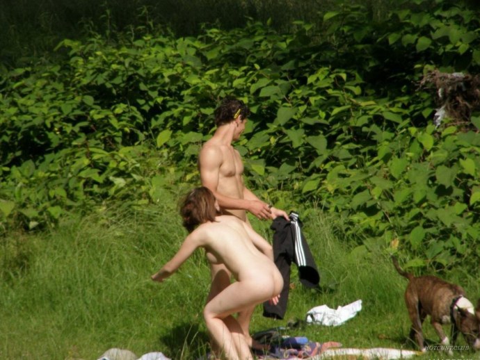 Девушки на даче без трусов