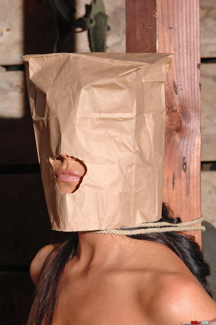 Рабыни бдсм с пакетом на голове