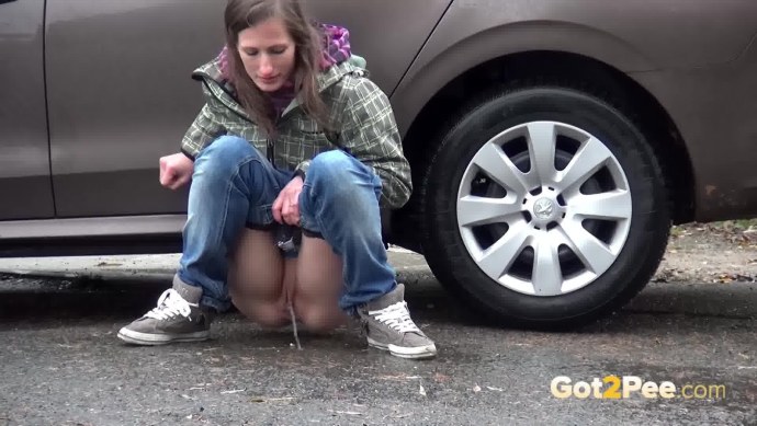 Девушка ссыт из машины