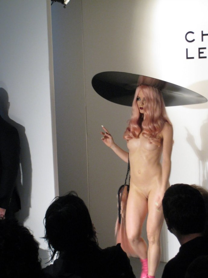 Голые модели переодеваются за кулисами