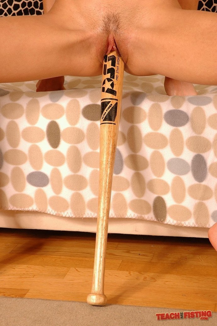 Бейсбольная бита в анусе