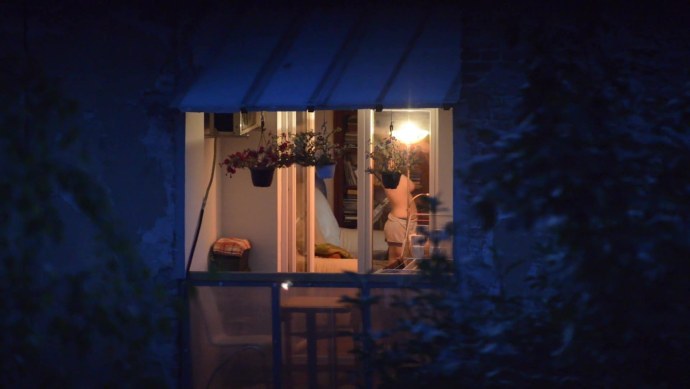 Голые женщины в окнах домов